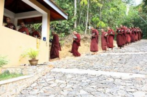 スリランカ　托鉢の僧侶